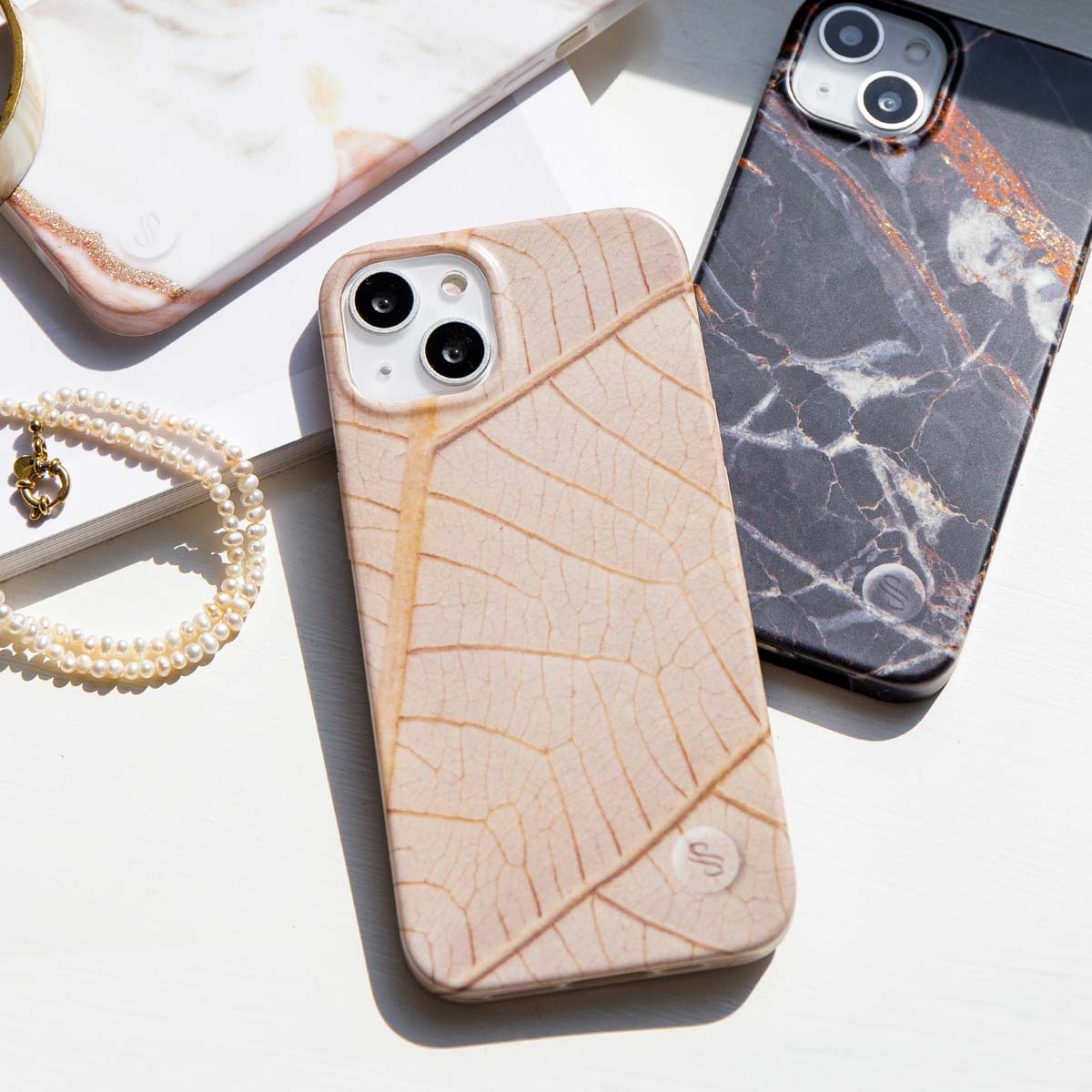 kiespijn Relatie vooroordeel Selencia Selencia Aurora Fashion Backcover iPhone 13 - Duurzaam hoesje -  100% gerecycled - Earth Leaf Beige (SH00049765) kopen » Centralpoint